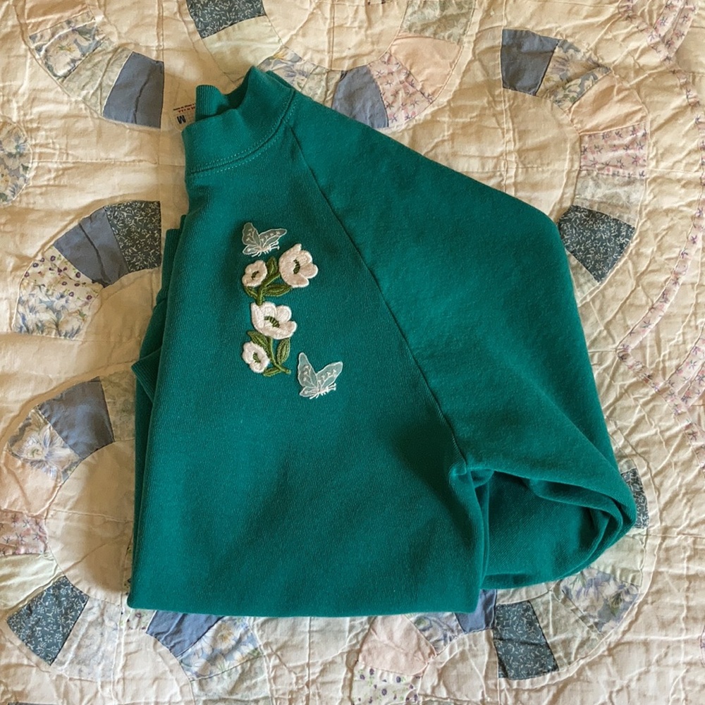 Vintage raglan sweatshirt with floral appliqué